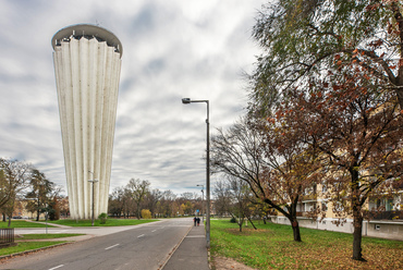 1964-re készült el a város vízellátását biztosító, 800 köbméteres víztorony. A több hazai helyszínről is ismerős, 20 ágú csillag alaprajzú építmény itt 52 méter magas, és a Mélyépterv mérnöke, Szánthó István tervei szerint épült.