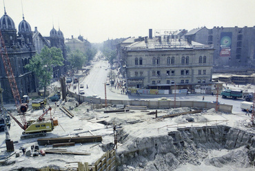 Budapest VI. Nyugati (Marx) tér az aluljáró és a felüljáró építési munkálatai alatt. Szemben a Nyugati pályaudvar és a Teréz (Lenin) körút. (1978) Fortepan / UVATERV