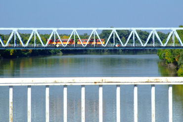 Csongrádnál íveli át a Tiszát Magyarország legnagyobb fesztávolságú vasúti hídja. 120 méteres nyílásával egyben a hazai rácstartós hidak közt is csúcstartó, ami azért is említésre méltó, mert a mértékadó vasúti terhelés több mint duplája a közútinak.