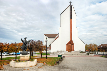Az épület terveit a Tiszaújvárosban született Rátkainé Kiss Róza és férje, Rátkai Attila építészmérnökök készítették. Előtte 2002 óta áll Józsa Lajos négy méter magas Szentháromság-szobra.