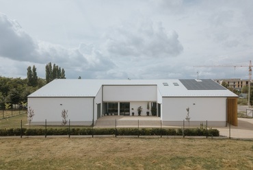 Egy fogászati vállalkozás központja Sopronban, Tervezők: AZ Építészstúdió Kft., Belsőépítészet: BAKONYIBEA.interiors Kft, Fotó: Bálint Bence