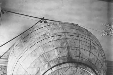 "Üreges Földgömb" kiállítva az Outlook Towerben, valamikor 1900 után, tervezte és kivitelezte a francia építész és csillagász, Paul Louis Albert Galeron. Forrás: socks-studio.com