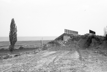 a Balatonalmádi-Káptalanfüred közötti felüljáró, balra a 71-es főút és a vele párhuzamosan haladó balatoni vasútvonal, 1975 / Fortepan 60650, Krantz Károly