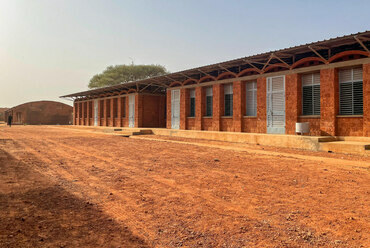 A nigériai Amadou Hampaté Bâ iskolaépülete, mely főként az ott helyben fellelhető lateritből épült. Fotó: Toby Pear 