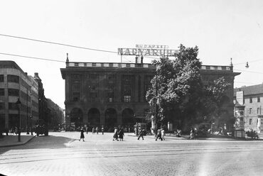 Blaha Lujza tér, Corvin Áruház (Budapesti Nagyáruház) 1951. forrás: Fortepan / UVATERV
