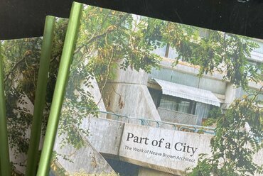 Patrick Lynch – Claudia Lynch – David Porter (szerk.): Part of a City: The Work of Neave Brown Architect. Canalside Press, London, 2022. 416 oldal, angol nyelven. Ár: 38 font