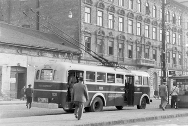 Baross utca, trolivégállomás az Orczy térnél a Baross villamoskocsiszín előtt, 1954. Forrás: Fortepan / Keveházi János