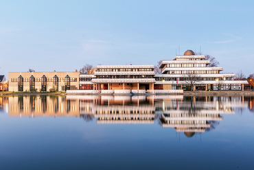 Székesfehérvár egyik legérdekesebb modern épülete a két ütemben elkészült Tóparti Gimnázium. Jobboldali, ötszintes egysége még 1972-ben épült Schulz István tervei szerint, mai formáját pedig jókora toldással 1989-re nyerte el, Kelemen Gábor munkájával.