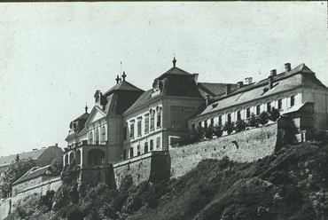 Veszprém: a várhegy sziklájára épült püspöki palota, Fotó: Révhelyi Elemér, a Kuny Domokos Múzeum gyűjteményéből