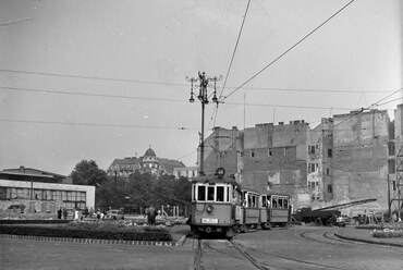 Deák Ferenc tér az Erzsébet (Engels) tér felé nézve a Millenniumi Földalatti Vasút vonalának átépítése idején, 1955. Forrás: Fortepan/UVATERV