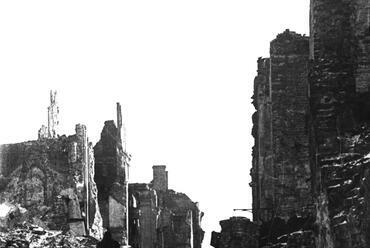 Romhegyek a Swietojanska utcán, az Óváros főutcáján, balra a székesegyház romjai, Fotó: Waclaw Zdzarski, 1945., Narodowe Archiwum Cyfrowe