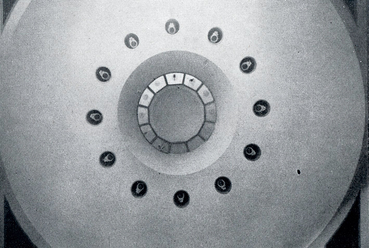 A tanműtő mennyezete. A belső körben a kémlelőablakok, a külsőben a mennyezetvilágítás (TF 1942/12) Fotó: Borsos Imre.