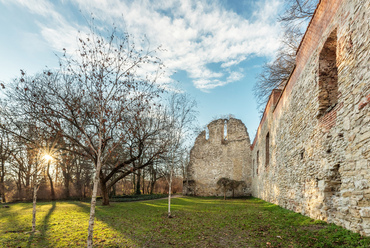 A szintén középkori eredetű Ferences kolostor romjait tágas park veszi körül. A török korban elpusztult templomot a szerzetesrend 17. századi visszatérésekor már nem építették újjá. Megmaradt falait 1959-ben stabilizálták.