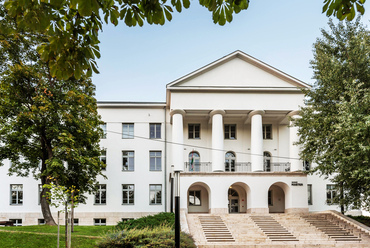 A bővülő budapesti Iparművészeti Főiskola számára 1954-re készült el az új, historizáló főépület. Megálmodója a később a budai vár több modern foghíjbeépítését is tervező Farkasdy Zoltán.