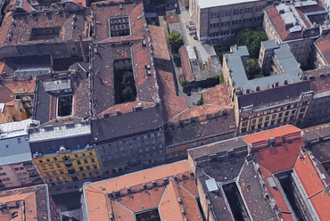 A Bródy Sándor utca 15. felülnézetből, középen. Forrás: Google Maps