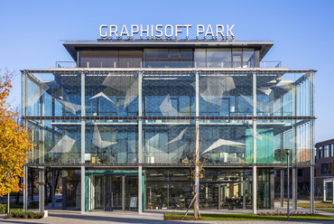 Graphisoft park fogadóépület – generál építészeti tervezés: Radius B+S –  homlokzati grafika és gyártásfelügyelet: S39 Hybrid Design –  fotó: Bujnovszky Tamás