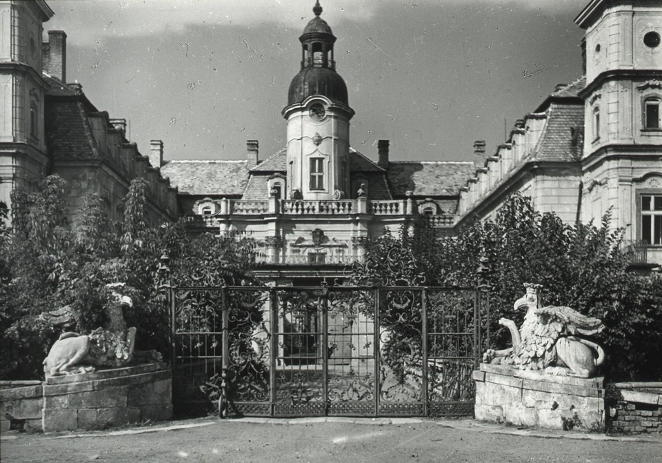 A cseklészi kastély az udvari kapu felől, Fotó: Révhelyi Elemér, a Kuny Domokos Múzeum gyűjteményéből