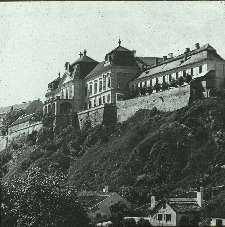 Veszprém: a várhegy sziklájára épült püspöki palota, Fotó: Révhelyi Elemér, a Kuny Domokos Múzeum gyűjteményéből
