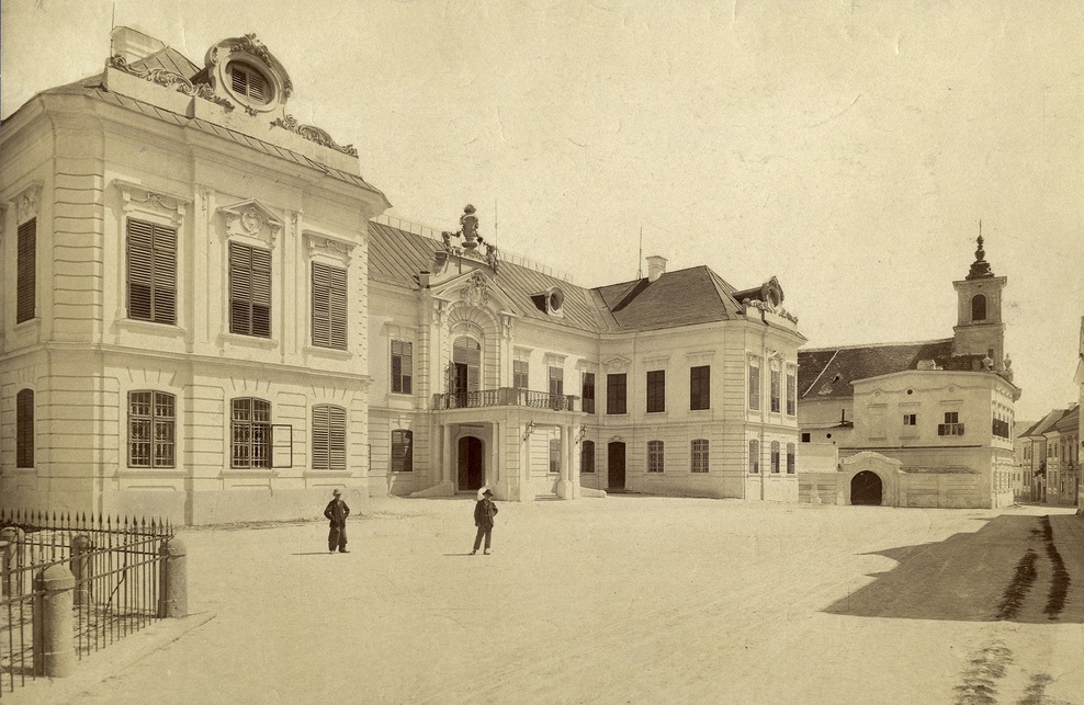 A veszprémi püspöki palota nézete az utca felől, Fotó: Révhelyi Elemér, a Kuny Domokos Múzeum gyűjteményéből