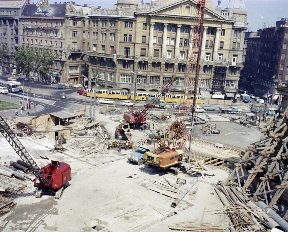 Deák Ferenc tér az aluljáró építése idején, szemben az Anker-ház, 1974. Forrás: Fortepan/UVATERV