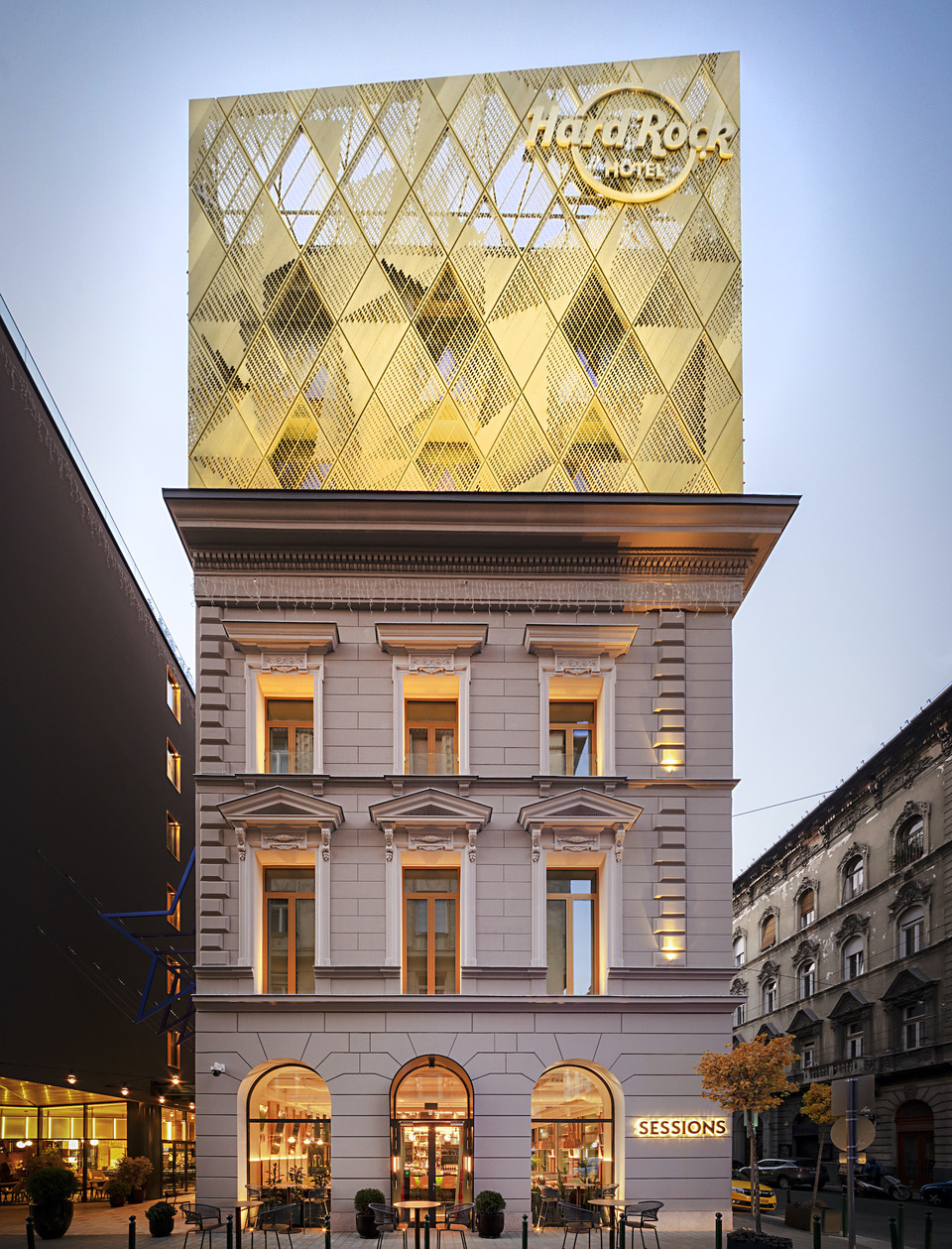 Hard Rock Hotel Budapest – generál építészeti tervezés: Stúdió’100 –  homlokzati perforáció tervezése, megvalósulás támogatása: S39 Hybrid Design –  fotó: Bujnovszky Tamás