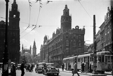 fortepan_3614: Ferenciek tere (Felszabadulás tér) a Szabad sajtó út felé nézve. Háttérben az Erzsébet híd, 1957. Forrás: Fortepan / UVATERV