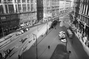 fortepan_103654: Ferenciek tere (Felszabadulás tér) és a Kossuth Lajos utca a déli Klotild palotából nézve. A kép forrását kérjük így adja meg: Fortepan / Budapest Főváros Levéltára. Levéltári jelzet: HU_BFL_XV_19_c_11, 1961. Forrás: Fortepan / Budapest F
