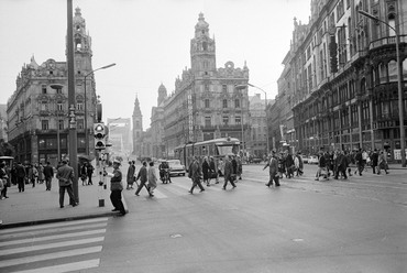 fortepan_211196: Ferenciek tere (Felszabadulás tér) a Szabad sajtó út felé nézve, háttérben az Erzsébet híd, 1966. Forrás: Fortepan / ETH Zürich