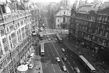 fortepan_253424: Ferenciek tere (Felszabadulás tér), kilátás a Klotild palotából a Kossuth Lajos utca felé, szemben a Belvárosi Ferences templom, 1973. Forrás: Fortepan / FŐMTERV