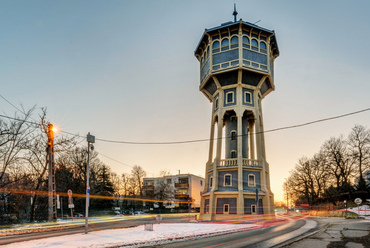 Ha nem a környék, hanem Budapest legmagasabban fekvő otthonait keressük, a Széchényi-hegy  ∿460 méter magas fennsíkján találjuk. Az itteni vízellátás biztosítására 1913-ban épült víztorony, amely ma is működik.