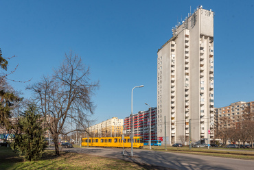 Az épülő újpalotai lakótelep központjában az építészeti koncepció szerint egy magasházra, a közművek számára pedig új víztoronyra volt szükség. Tenke Tibor 1975-re megvalósult tervében a két funkció egyetlen épületbe került.