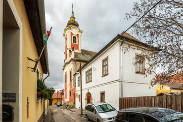 A közeli Szentendréhez hasonlóan Vácon is épült ortodox templom, főként görög, kisebb részben szerb gyülekezet számára. Ma múzeum, a templom főhajója pedig tavasztól őszig kiállítótérként működik.