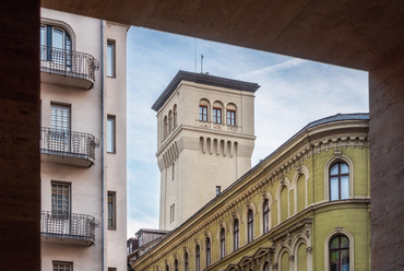 A zárt udvaron álló torony részben a színház tűzoltórendszerét látta el, részben a színpadtechnika gépeit. Ezeket hidraulika mozgatta, azonban nem olaj, hanem - a 19. században nem példa nélküli módon - víz segítségével, szintén a tűzvédelem jegyében.