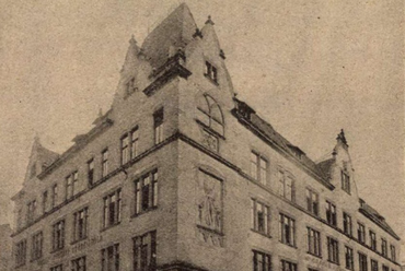 A VII. kerületi Peterdy-utcai Községi Polgári Leányiskola 1906-ból származó értesítőjében közzétett fotó az épületről. Forrás: Arcanum