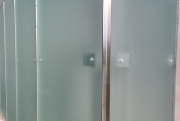 Az M2 Deák Ferenc téri metróállomásának liftje, hátsó pontmegfogás kívülről