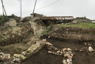 A belső vár előtti sziklaárok a kapuhoz vezető fahíddal, Fotó: Rácz Miklós