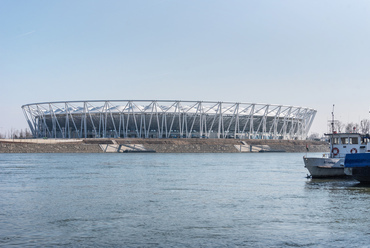 A Rákóczi híd alatt már szinte elkészült, de még lezárt terület a Duna-parti sétány folytatása, az idén átadandó Atlétikai Stadion felé. A Ráckevei-Duna-ág már szintén elkészült ferdekábeles gyalogoshídja így a jövőben egészen a Csepel-szigetig vezet.