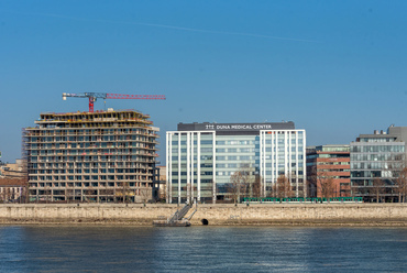 A házsor utolsó foghíjtelkén épül az Infinity Budapest nevű lakóház, nem kevesebb, mint 12 emelettel. Mellette az eredetileg irodaháznak tervezett Duna Medical Center, amelynek évtizedes építése 2019-re fejeződött be.
