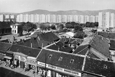 Flórián tér, háttérben a Szőlő utcai sávház (Faluház) látszik. 1972. Forrás: Fortepan / Pap Zsigmond György 