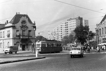 Flórián tér, szemben a Vörösvári út, balra a Föld utca torkolata. 1972. Forrás: Fortepan / Óbudai Múzeum