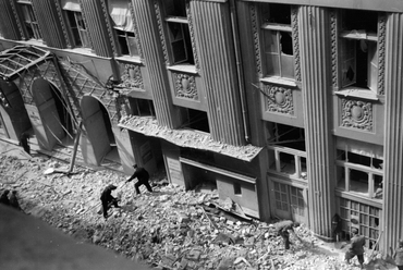 A bombatámadás következtében megrongálódott új Lloyd-palota, 1944-ben. Forrás: Fortepan / Horváth József