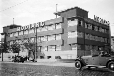 Váci út 48/e-f, jobbra az Ipoly utca, a Modiano S. D. Szivarkapapír Rt. gyárépülete egy 1932-ben készült felvételen. Forrás:  Fortepan / Szemere Ákos