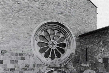 A kápolna helyreállított tömege., Az eredeti részletek fölött a tégla látványosan más anyag volt, így jelezte mindenki számára, hogy nem az eredeti középkori tömegről van szó, Kép forrása - Műemlékvédelem, 1996/3.sz.