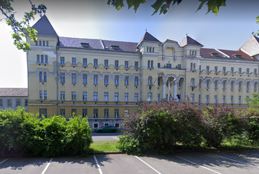 A Miskolci Törvényszék épületének Fazekas utcai homlokzata. Forrás: Google Maps