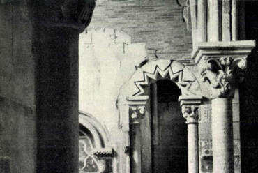 A kápolna egyik "fűrészfogas" íve a helyreállítás után, Kép forrása - Magyar Építőművészet, 1941/3.sz.