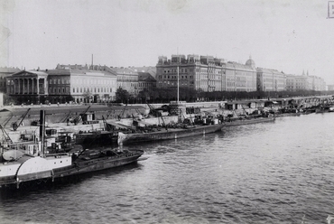 Teherhajó kikötő, balra a Lloyd palota, jobbra a Stein-ház. Jobbra a szállodasor és a Dunakorzó. A felvétel 1890 után készült. Forrás: Fortepan / Budapest Főváros Levéltára.