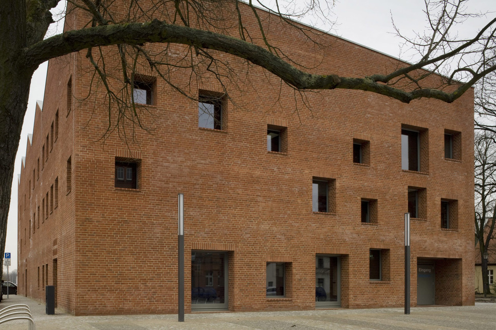 Bruno Fioretti Marquez: Mittelpunktbibliothek, Berlin, Németország, 2008. – Forrás: Bruno Fioretti Marquez Architekten, mauerwerk.online