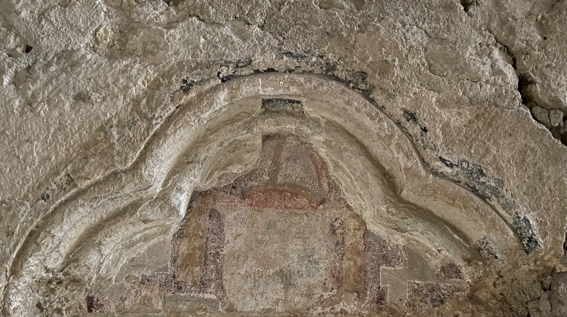 A kápolna tere felől, a háromkaréjos nyílás orommezőjében előkerült Vetési Albert püspök festett címere.