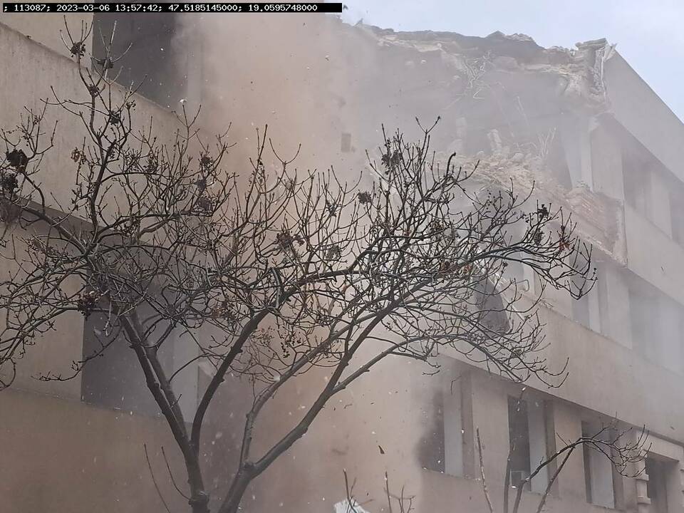 Porfelhő a bontás helyszínén. Forrás: XIII. kerület - Budapest Facebook	