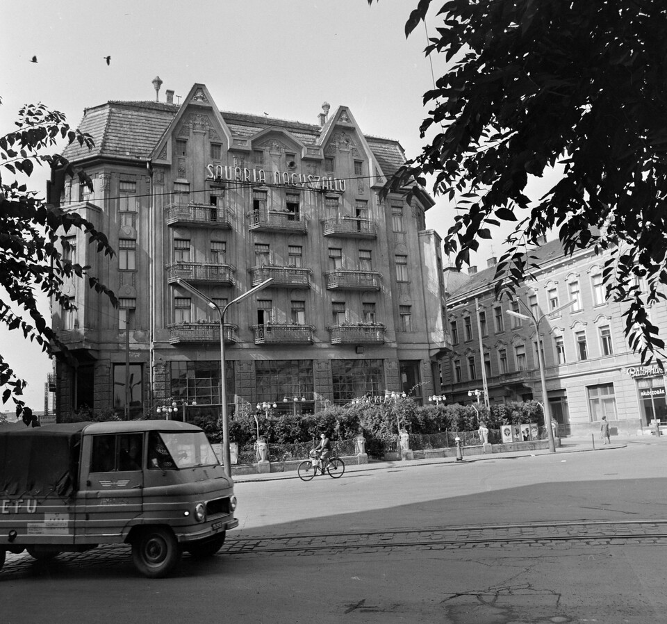 Széll Kálmán (Savaria) utca - Király (Bajcsy-Zsilinszky) utca sarok, szemben a Savaria Nagyszálló. 1965. Fortepan / Bojár Sándor